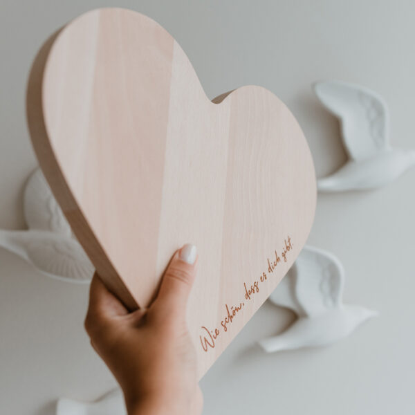 Eulenschnitt Holzbrett in Herzform mit Aufschrift "Wie schön, dass es dich gibt"