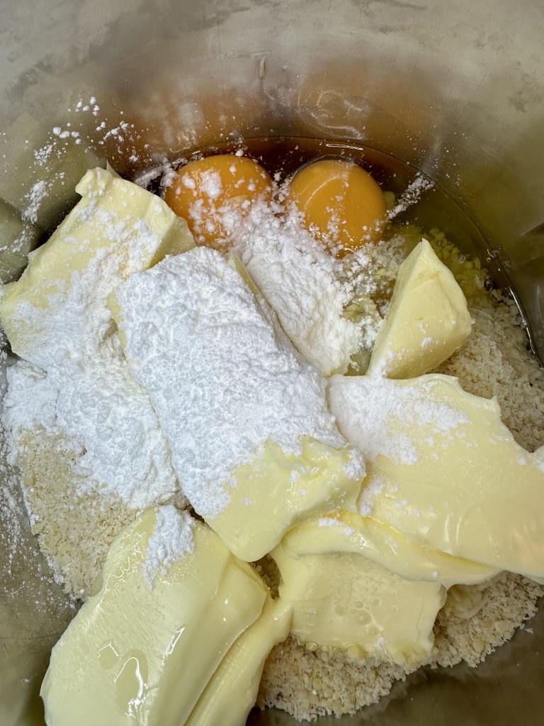 Zunächst werden alle Zutaten bis auf die Rosinen und das Orangeat und Zitronat in den Thermomix gegeben.