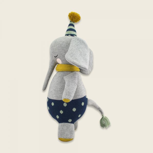 Ava & Yves Kuscheltier Elefant mit blauer Hose, blau-weiß gestreifter Zipfelmütze mit gelben Bommel und gelben Schal (seitlich)