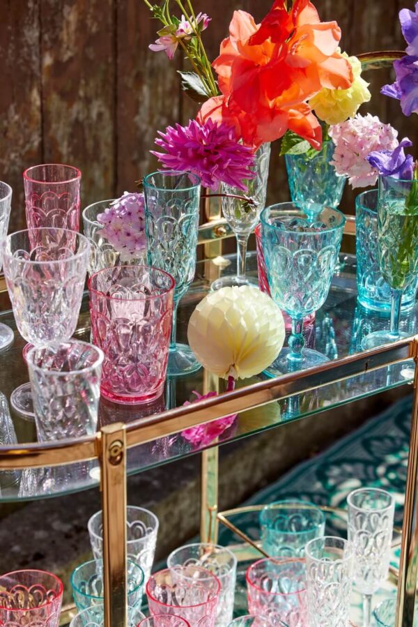 Pinkes Acrylglas von Rice, das aussieht wie ein echtes Kristallglas - fotografiert mit Acrygläsern von Rice in anderen Farben und Formen auf Servierwagen dekoriert
