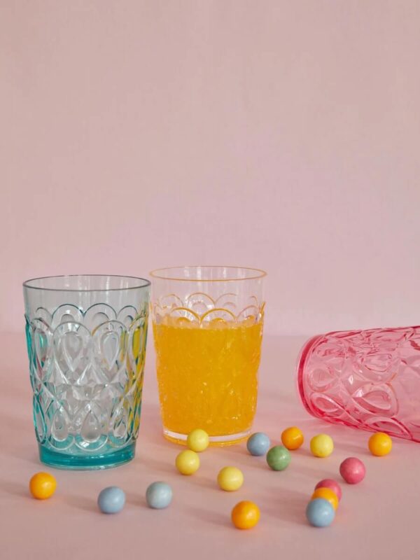 Pinkes Acrylglas von Rice, das aussieht wie ein echtes Kristallglas - fotografiert mit Acrygläsern von Rice in anderen Farben
