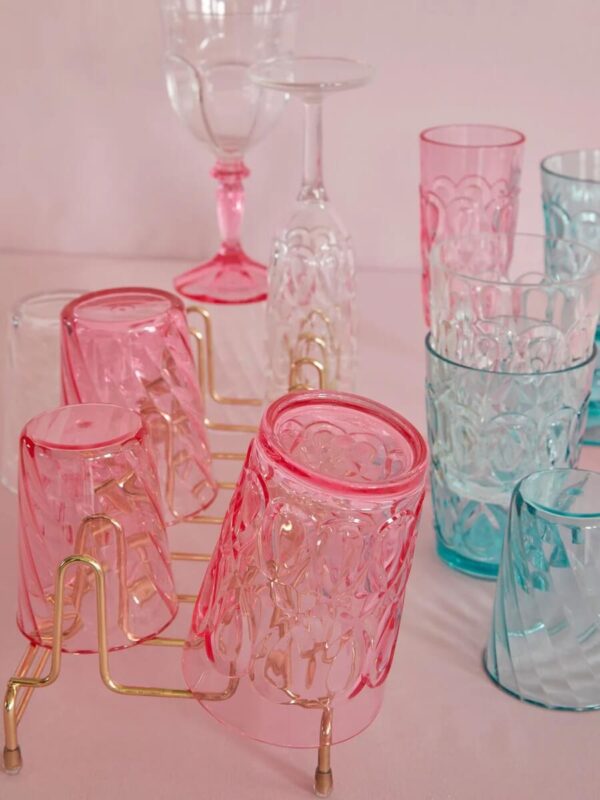 Pinkes Acrylglas von Rice, das aussieht wie ein echtes Kristallglas - fotografiert mit Acrygläsern von Rice in anderen Farben und Formen