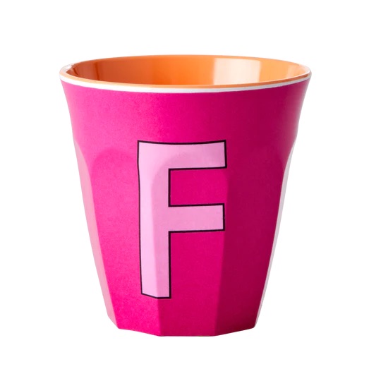 Buchstabenbecher aus Melamin von Rice in Pink mit Buchstabe F in Rosa