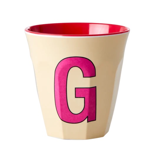Buchstabenbecher aus Melamin von Rice in Eierschale mit Buchstabe G in Pink