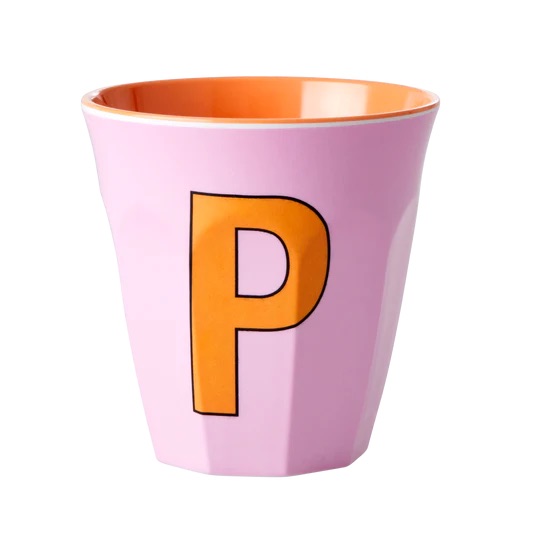 Buchstabenbecher aus Melamin von Rice in Rosa mit Buchstabe P in Orange