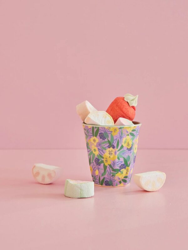Rice Melamin-Becher Gr. M mit fancy pancy print mit Marshmallows gefüllt vor rosafarbigem Hintergrund fotografiert