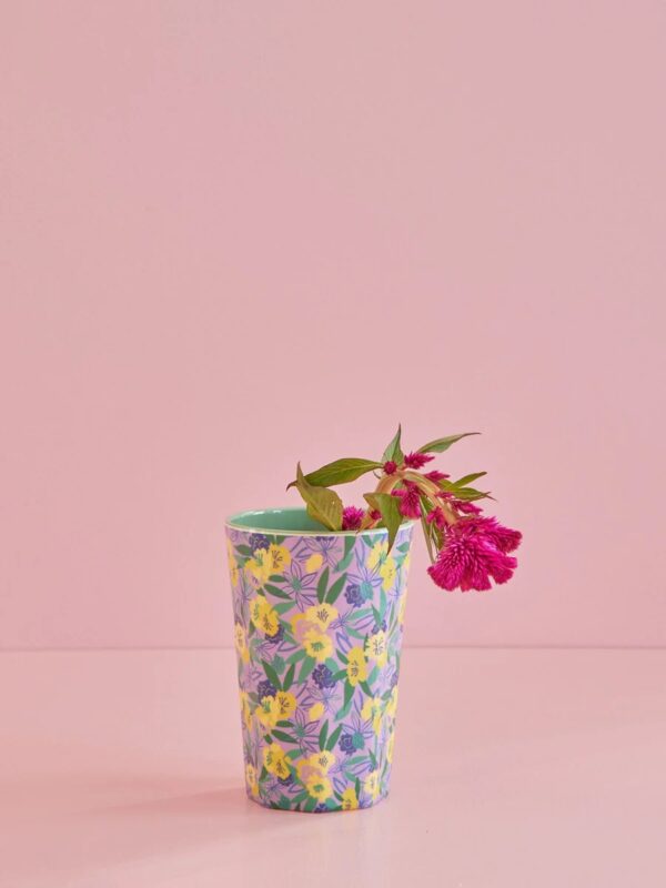 Rice Melamin-Becher Gr.L Lilia fancy pancy print fotografiert vor rosa Hintergrund mit pinker Blume