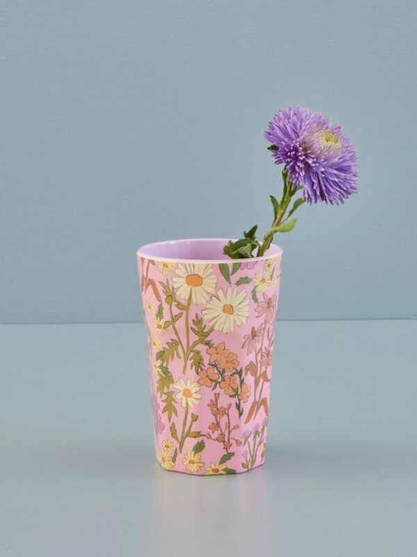 Rice Melamin Becher Größe L mit Daisy Dearest Print vor grauem Hintergrund Fotografiert mit lila Blume