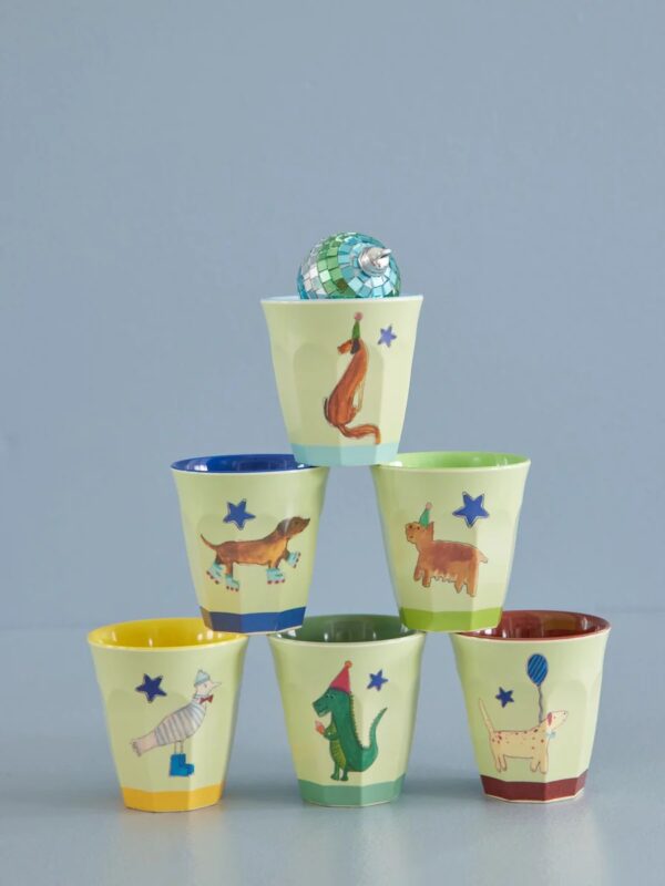 Rice Melamin Kinderbecher grün Party Animals Print im 6er Set vor blauem Hintergrund fotografiert