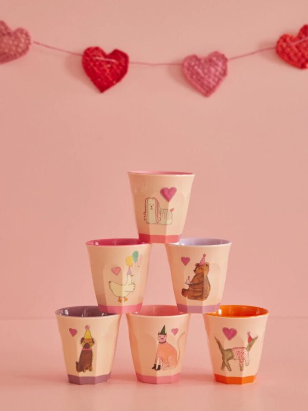 Rice Melamin Kinderbecher rosa Party Animals Print im 6er Set vor rosa Hintergrund fotografiert