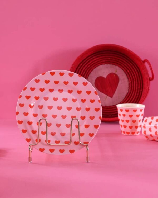 Rice Melamin Becher Größe M rosa mit roten Herzen mit weiteren Artikeln der Herz-Kollektion vor pinkem Hintergrund fotografiert