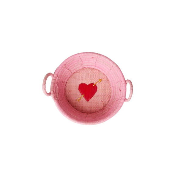 Raffia-Brotkorb von Rice in Rosa mit rot abgesetztem Kreis in der Mitte und rosa Herz