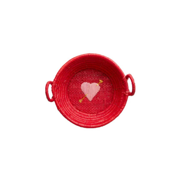 Raffia-Brotkorb von Rice in Rot mit rosa abgesetztem Kreis in der Mitte und rotem Herz