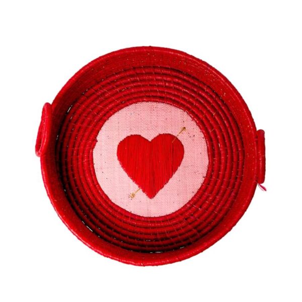 Raffia-Brotkorb von Rice in Rot mit rosa abgesetztem Kreis in der Mitte und rotem Herz