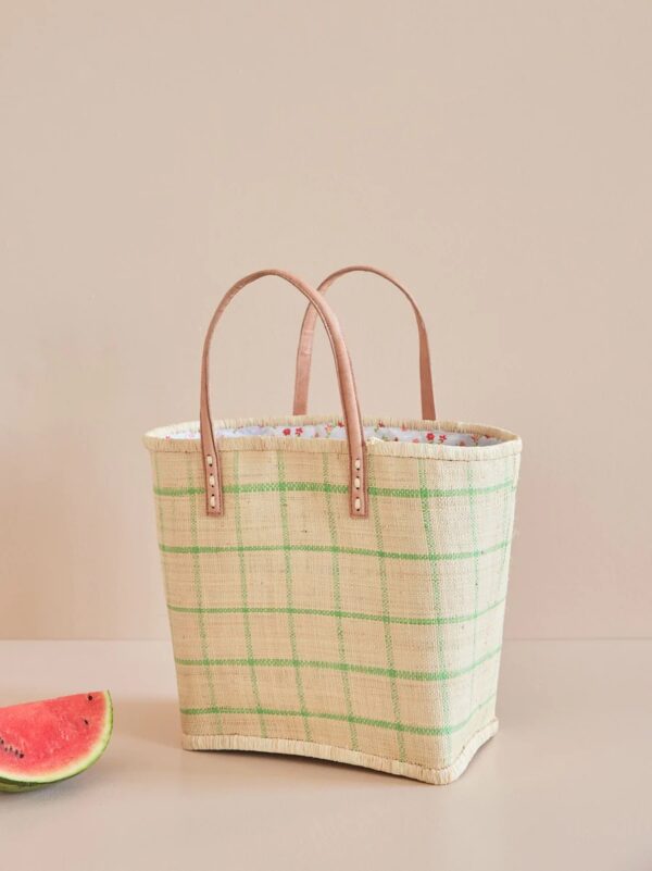 Raffia-Einkaufstasche von Rice mit grünem Karo Muster und niedlichem geblümten Stoff als Verschluss