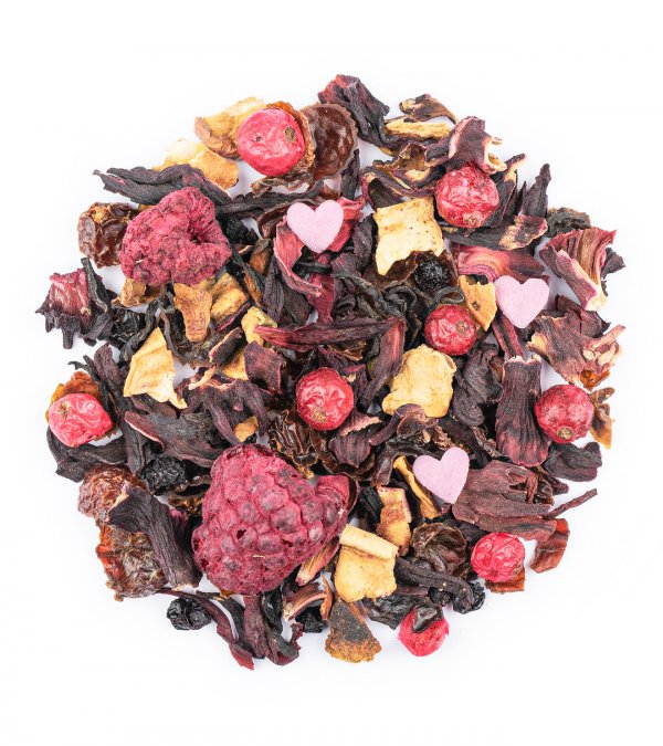 Offene Teemischung mit getrockneten Beeren und Kräutern und rosa Zuckerherzen