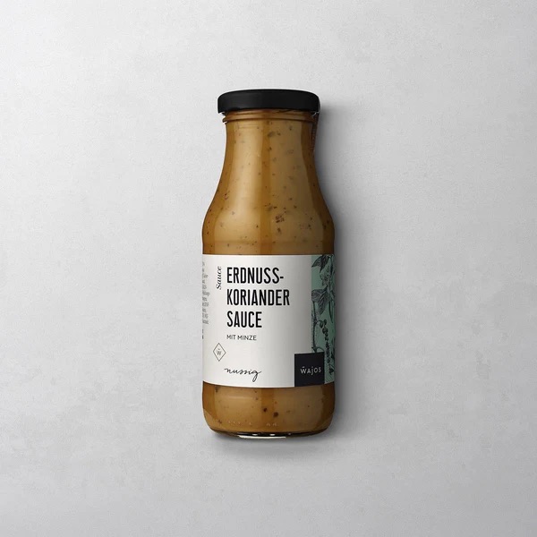 Wajos Erdnuss-Koriander Sauce in schöner wiederverschließbarer Glasflasche mit weißem Etikett und schwarzem Verschluss