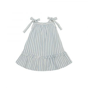 Ärmelloses Kleid mit blauen und weißen Längsstreifen, gerüschtem Saum und Bindebändern an den Schultern, flach auf weißem Untergrund liegend.