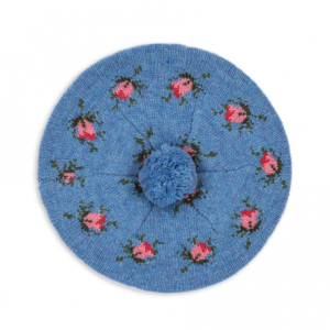 süße Strickmütze im Baskenstil mit Strickbommel in Hellblau mit rosa Rosen