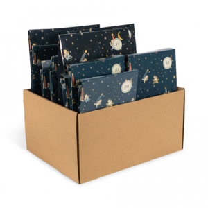 Adventsskalender von Konges Sloejd mit 24 verpackten Geschenken in dunkelblauem Geschenkpapier