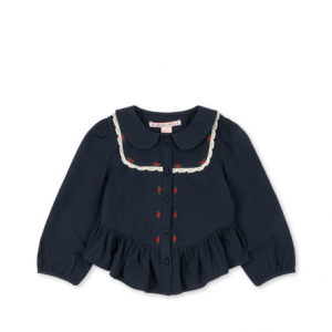 festliche Bluse in Dunkelblau mit breitem Matrosenkragen und roten Stickdetails von Konges Sloejd