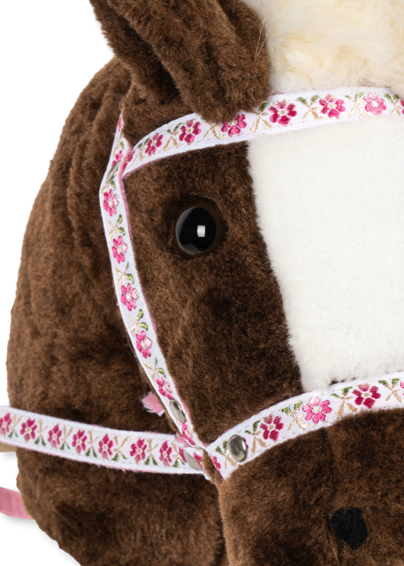 Steckenpferd von Kongessloejd mit braunem Fell, weißer Mähne und rotem Geschirr