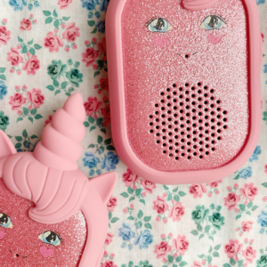 2 Pink glitzernde Walkie Talkies mit Einhorn-gesicht auf einer geblümten Tischdecke