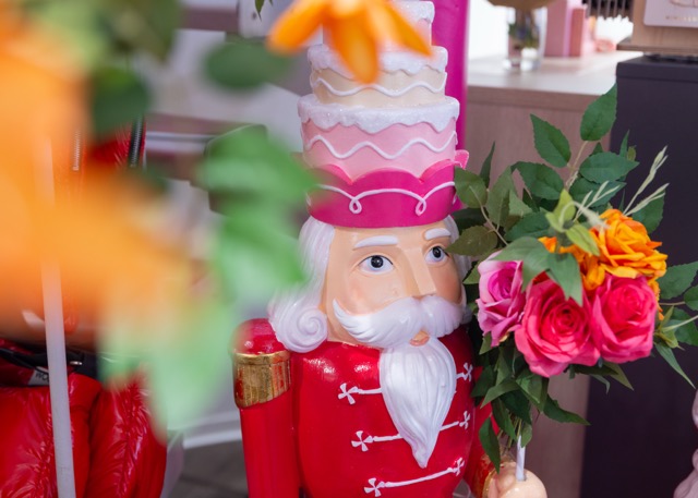 Grosse Nussknacker Figur in Rot & Pink von Gift Company