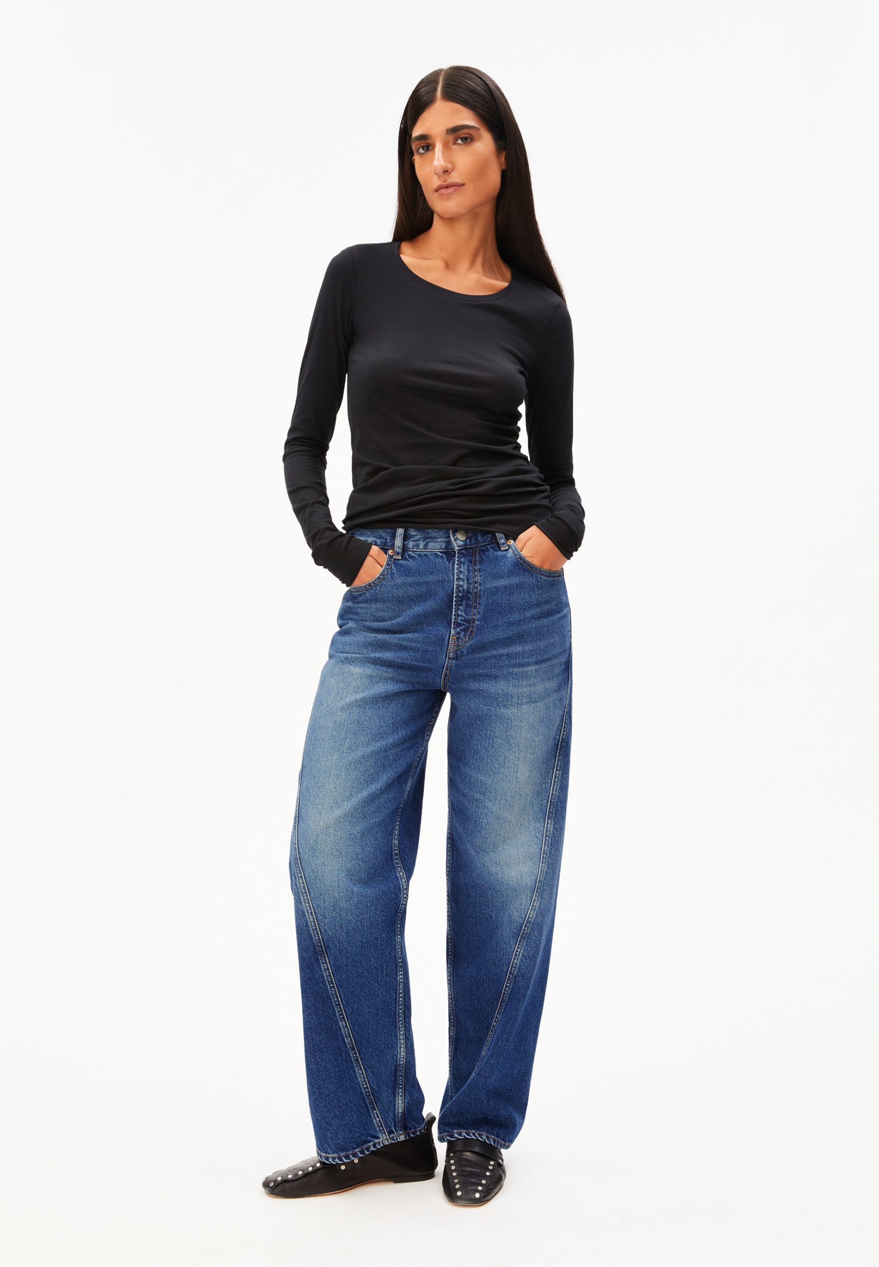 Einiaara Basic Longsleeve in Schwarz von Armed Angels