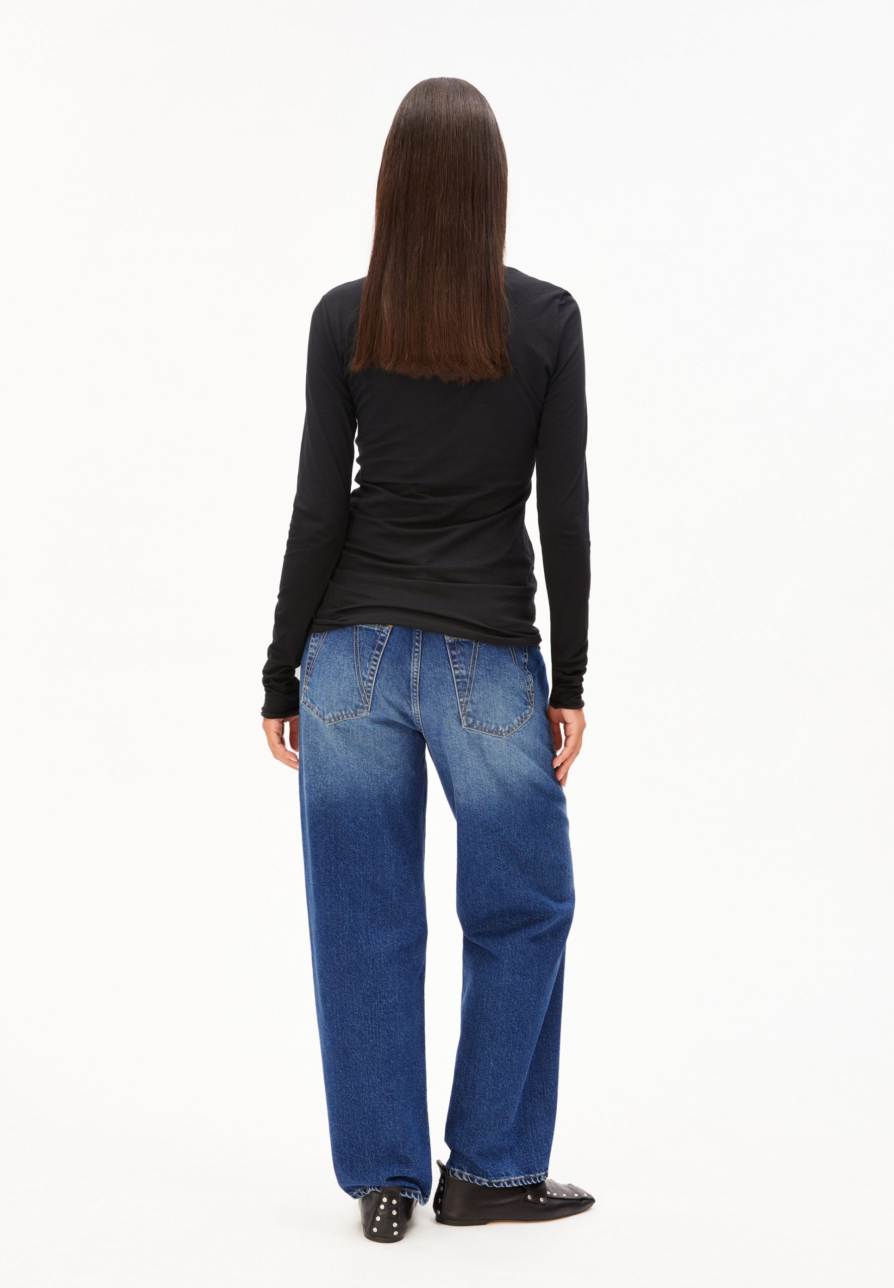 Einiaara Basic Longsleeve in Schwarz von Armed Angels