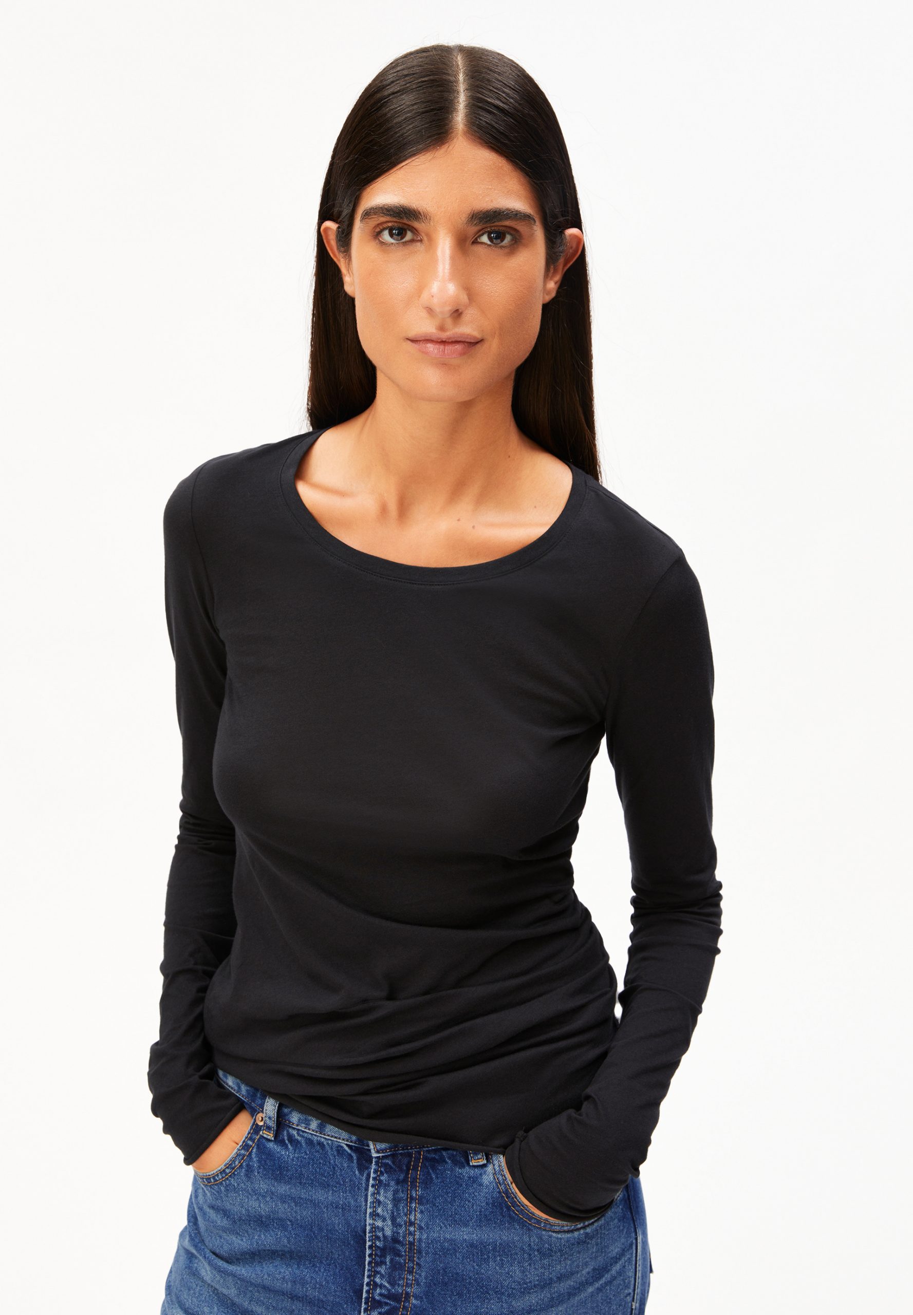 Einiaara Basic Longsleeve in Schwarz von Armed Angels