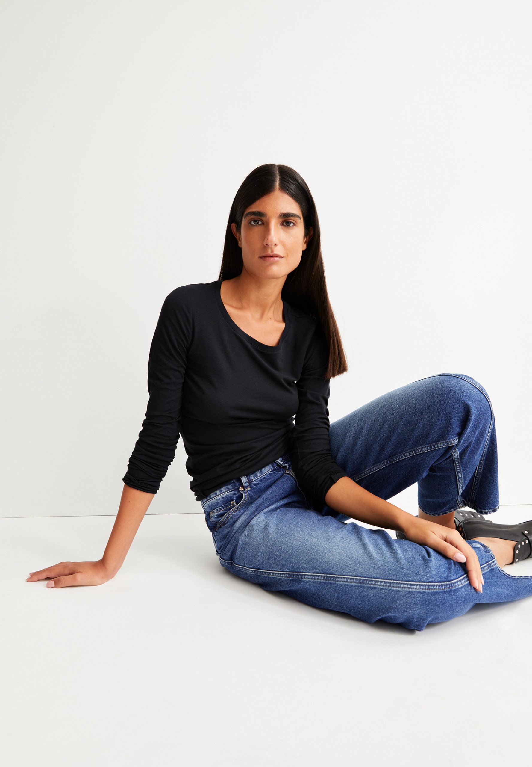 Einiaara Basic Longsleeve in Schwarz von Armed Angels