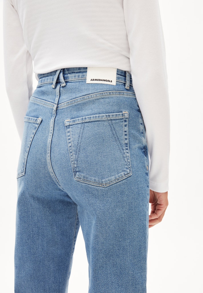 Mom Jeans Mairaa von Armed Angels (Rückseite mit 2 aufgesetzten Taschen)