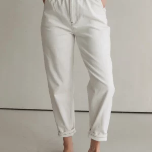 Mom Jeans von Clara Himmel in Off-White mit absetzten braunen Nähten