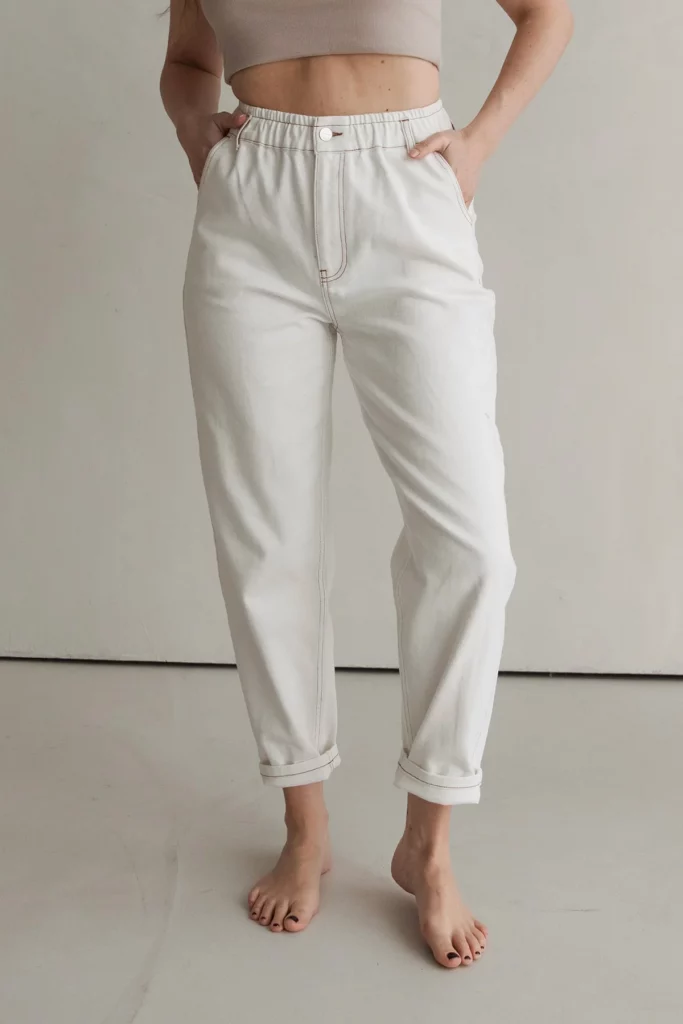 Mom Jeans von Clara Himmel in Off-White mit absetzten braunen Nähten