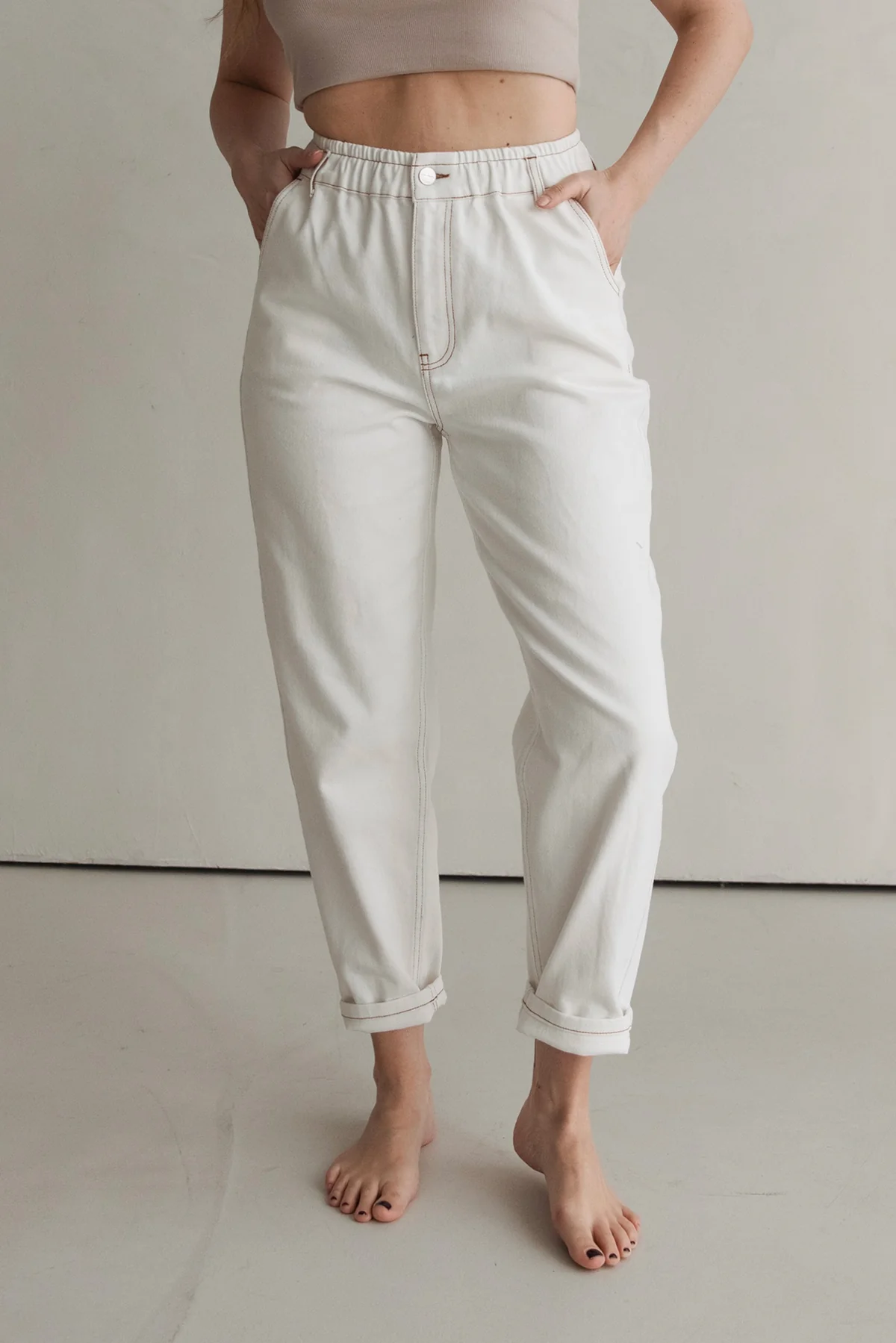 Mom Jeans von Clara Himmel in Off-White mit absetzten braunen Nähten