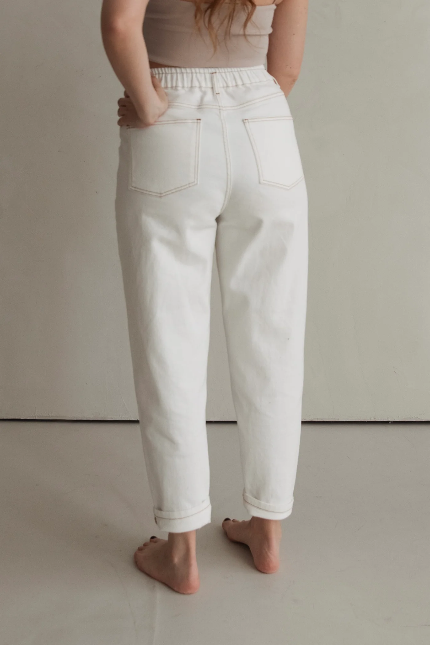 Mom Jeans von Clara Himmel in Off-White mit absetzten braunen Nähten (Rückansicht)