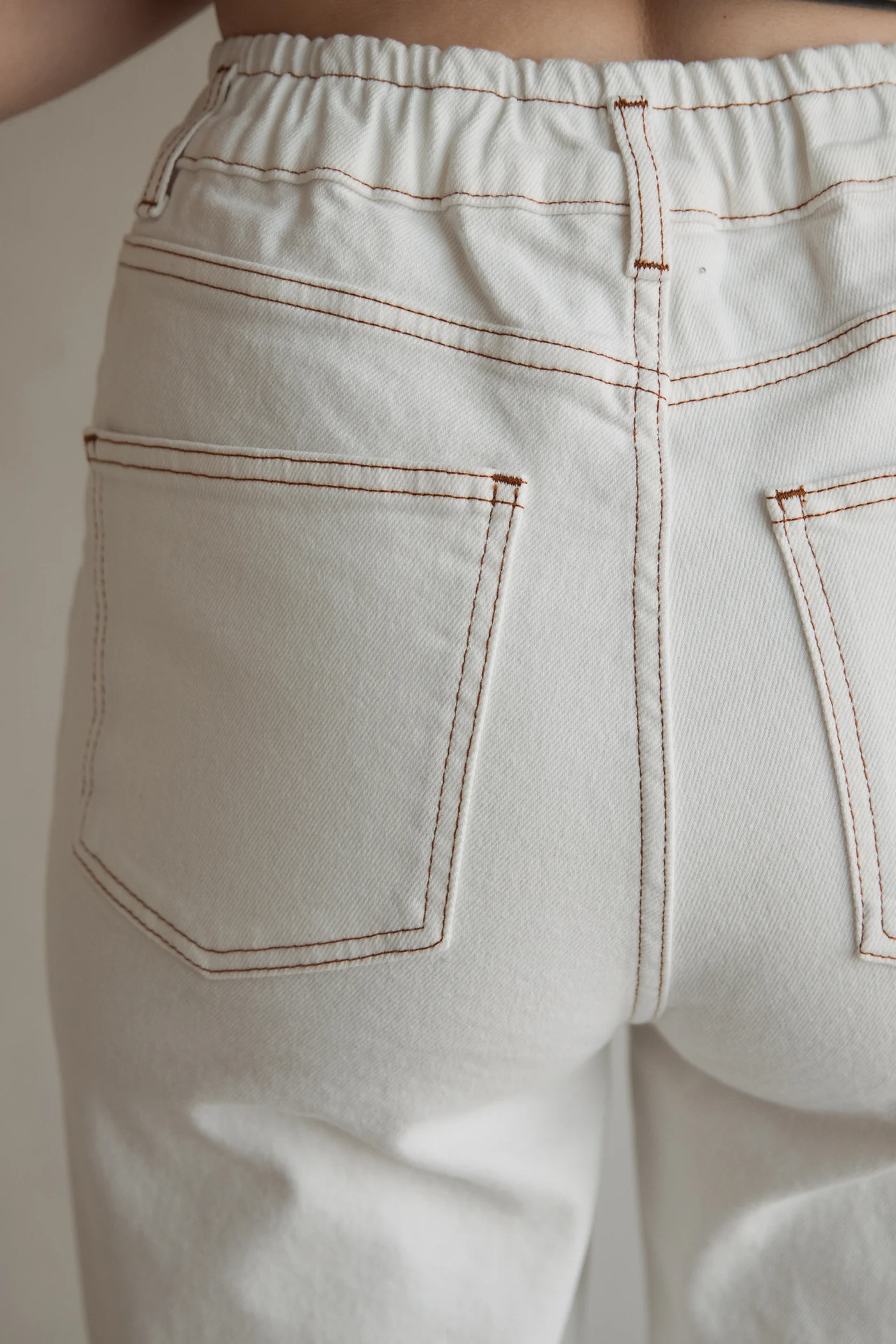 Mom Jeans von Clara Himmel in Off-White mit absetzten braunen Nähten (Detailansicht Gesäßtaschen)