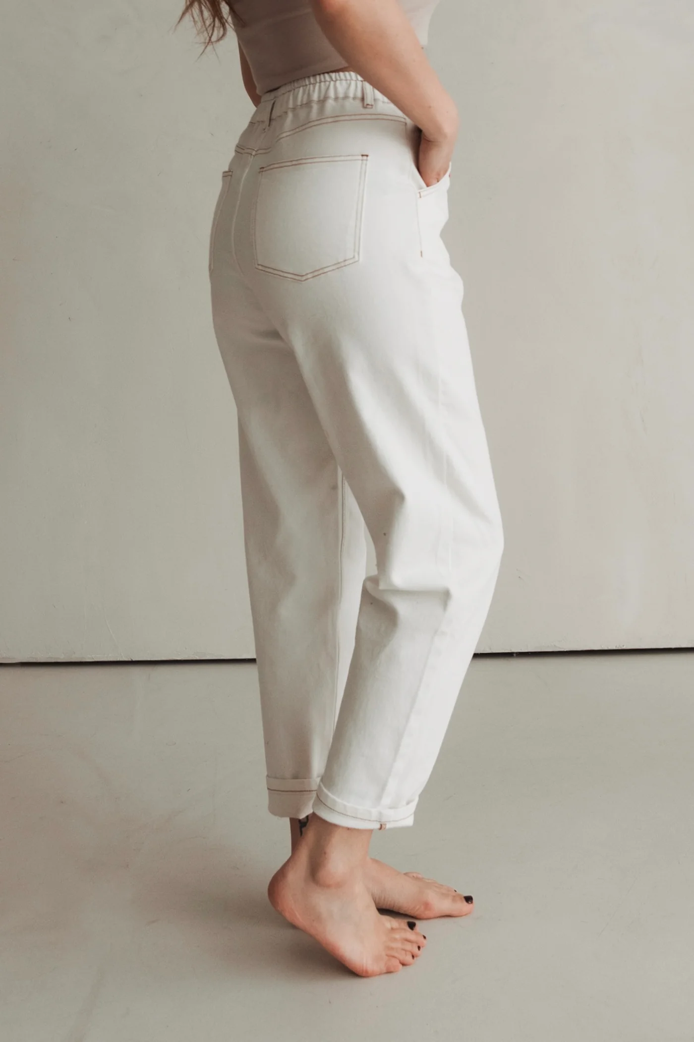 Mom Jeans von Clara Himmel in Off-White mit absetzten braunen Nähten (Seitenansicht)