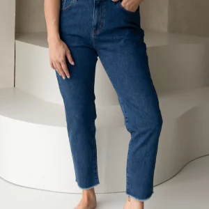 Slim_Fit Jeans in Indigo Blau von Clara Himmel mit ausgefranstem Saum am Bein