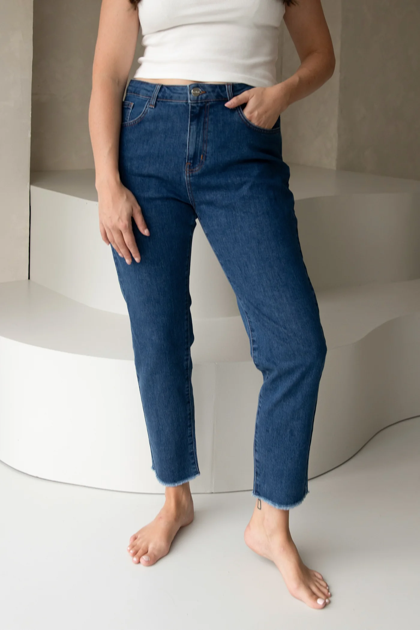 Slim_Fit Jeans in Indigo Blau von Clara Himmel mit ausgefranstem Saum am Bein