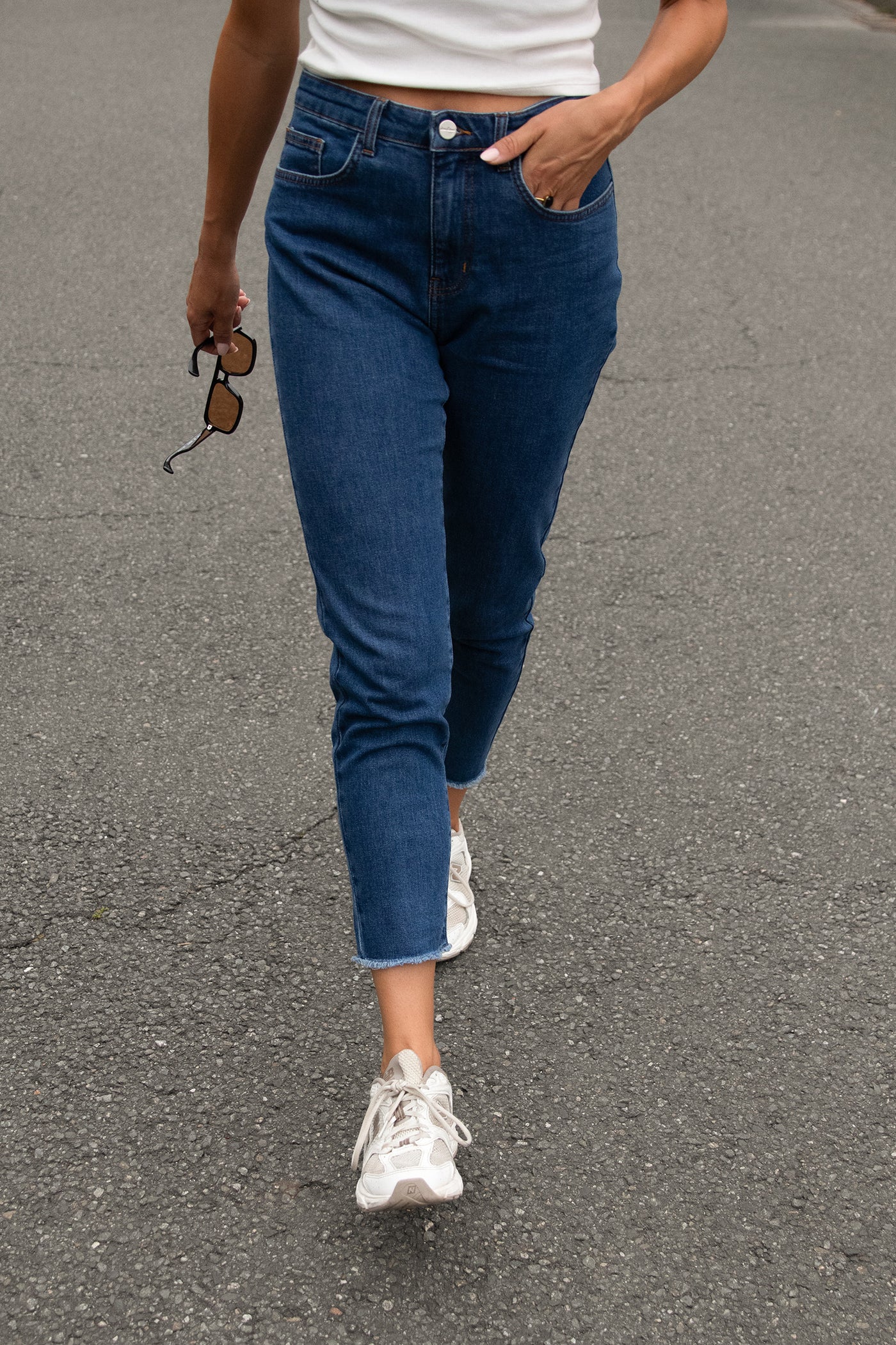 Slim_Fit Jeans in Indigo Blau von Clara Himmel mit ausgefranstem Saum am Bein