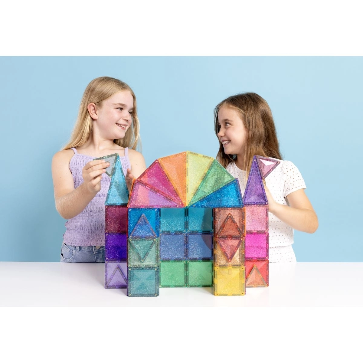 Connectix Glitzerschloss Magnetstein Set aus 48 Teilen aufgebaut (2 Mädchen die damit spielen)