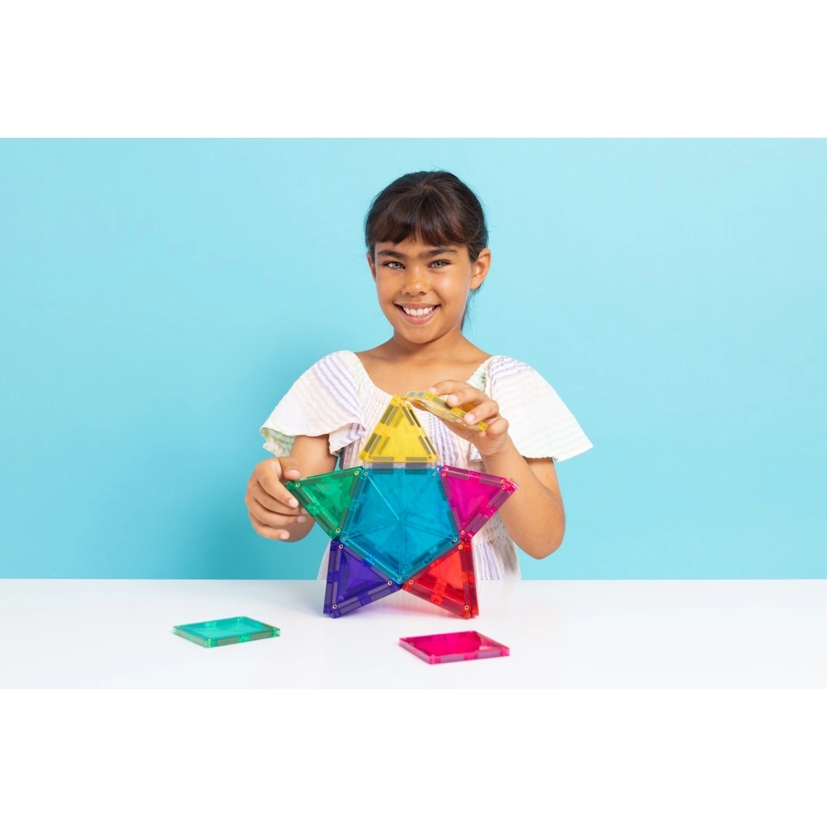 Connetix Magentbaustein-Set mit 28 Teilen und leuchtendem Stein (kind spielt damit)