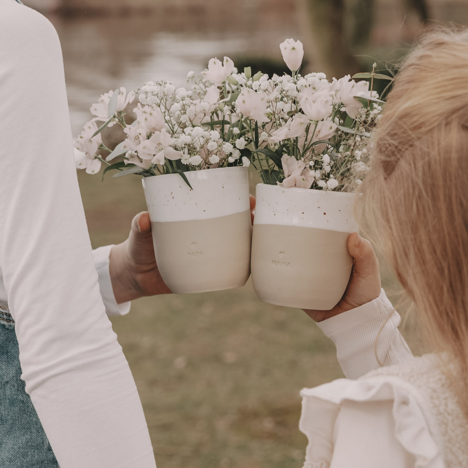 Eulenschnitt Becher mit Bliddruck Mama gehalten von 2 Kindern, die Becher mit Blumendekoriert