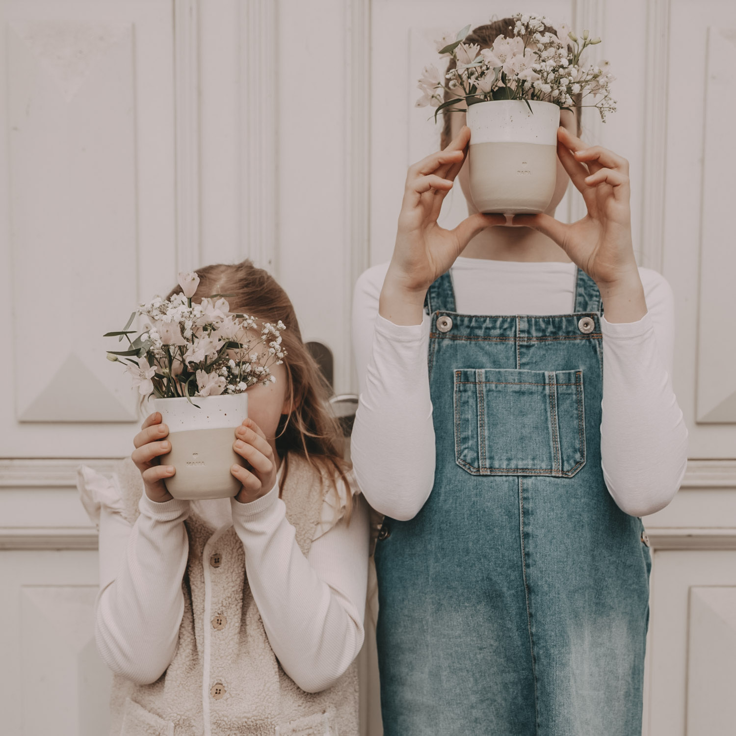 Eulenschnitt Becher mit Bliddruck Mama gehalten von 2 Kindern, die Becher mit Blumendekoriert