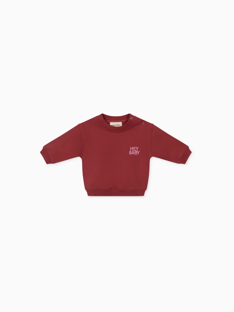 Sweatshirt in Burgundy mit Rosa farbigem Stick auf der linken Brust HEY BABY von Famvibes