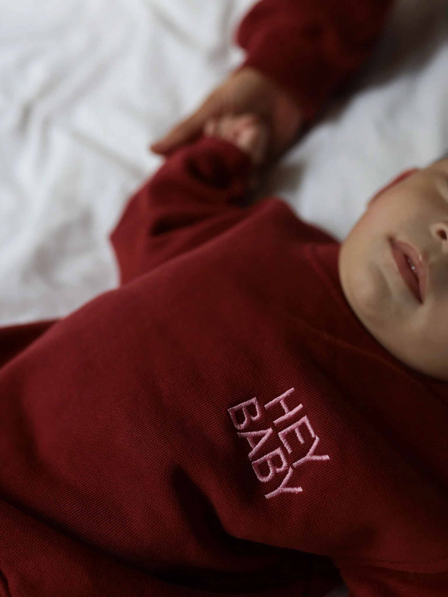 Sweatshirt in Burgundy mit Rosa farbigem Stick auf der linken Brust HEY BABY von Famvibes
