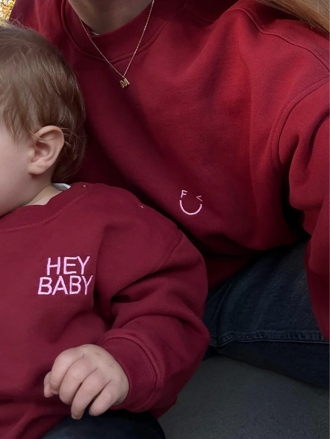 Sweatshirt in Burgundy mit Rosa farbigem Stick auf der linken Brust HEY BABY von Famvibes