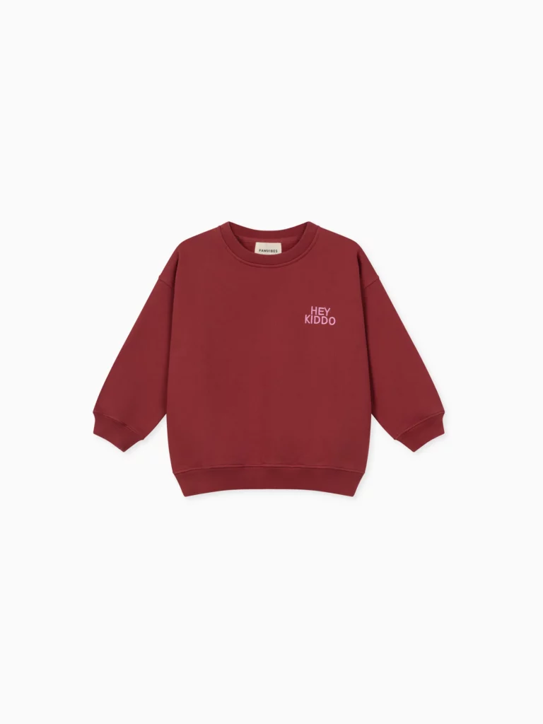 Hey Kiddo Sweatshirt von Famvibes in Burgundy Rot mit rosafarbigem Stick "HEY KIDDO"
